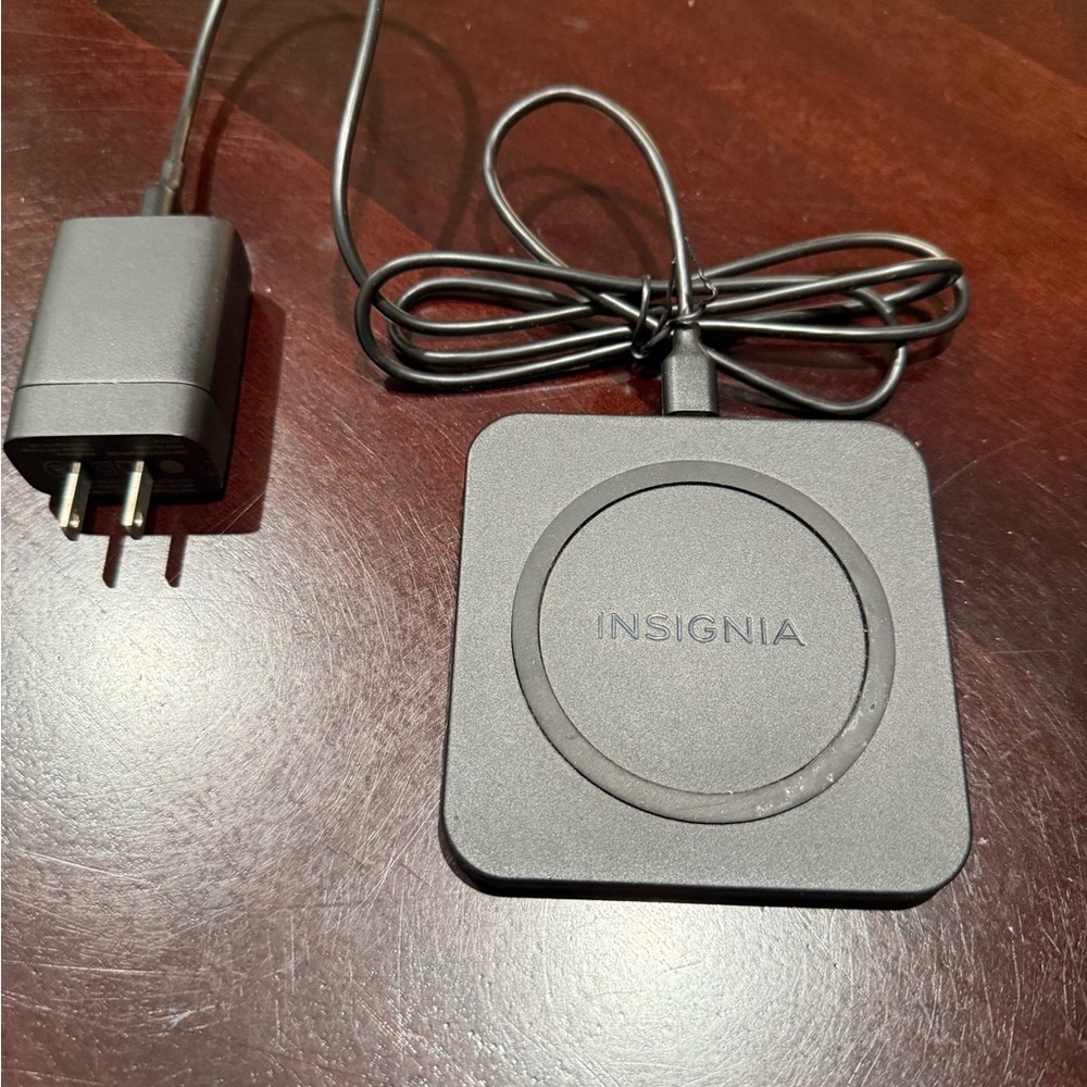 Insignia 10W Qi-Wireless Charging Pad